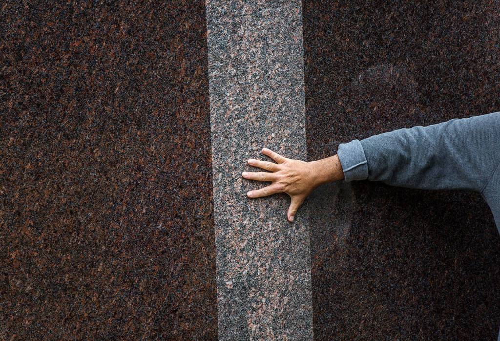 A Cloudstone guide explains points out the difference in texture on a sculpture in the outdoor gallery. (Olivia Vanni / The Herald)