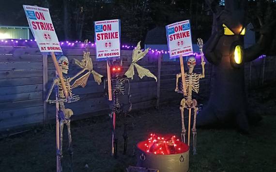 Halloween decorations in Covington support the Boeing strike. (Photo by Bailey Jo Josie/Sound Publishing)