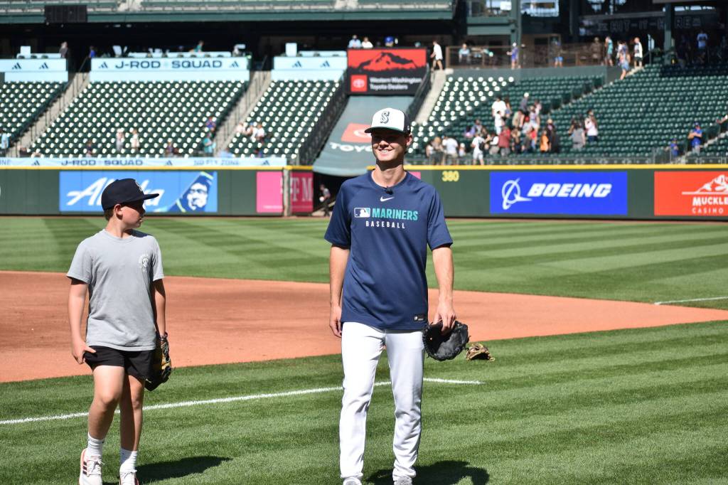 Kade Anderson and his brother Carter during Mariners batting practice. Photo by Ben Ray / Sound Publishing