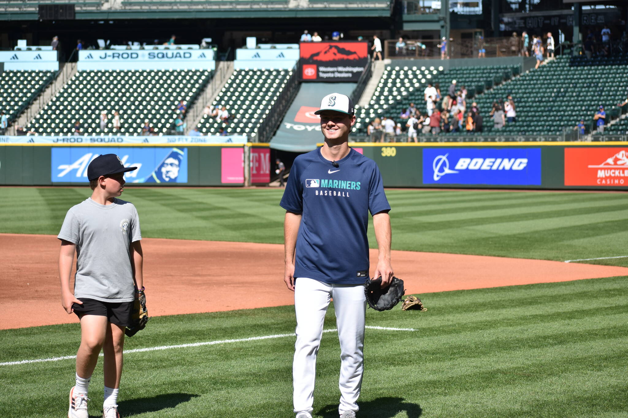 Kade Anderson and his brother Carter during Mariners batting practice. Photo by Ben Ray / Sound Publishing