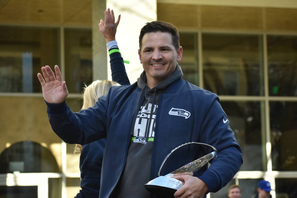 Seahawks head coach Mike Macdonald waves and holds the Lombardi Trophy during the parade. Photos by Ben Ray / Sound Publishing