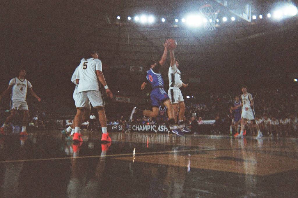 Kolven Posey goes up for a layup for Auburn Mountainview against Bellevue. Ben Ray / Seattle Weekly