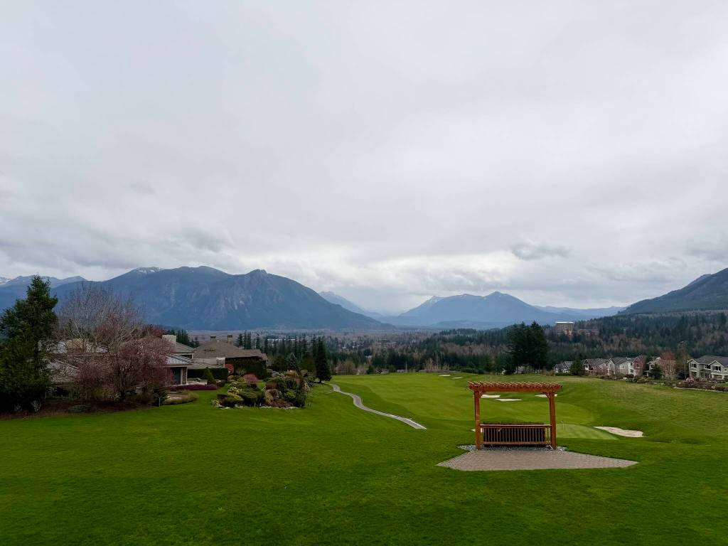 Mount Si and the surrounding mountains, seen from The Club at Snoqualmie Ridge, have minimal snow, March 25, 2026. The Snoqualmie Valley received multiple inches of snow 12 days prior. (Grace Gorenflo/Valley Record)